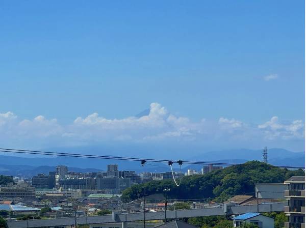 雲に隠れた富士山の頭が。肉眼だとこの位に見えますよ。