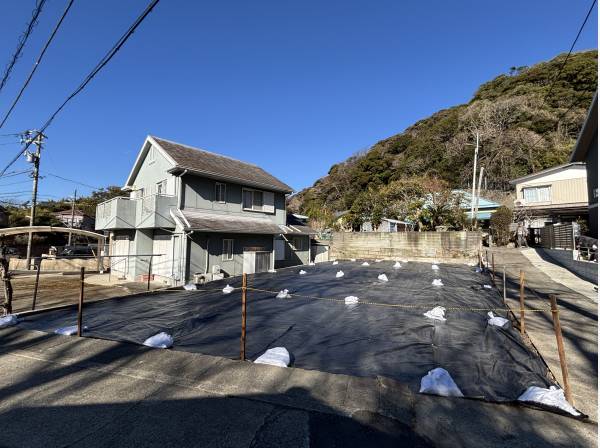 背後には大楠山の緑が広がります