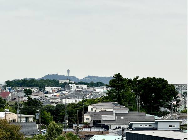 室内から江ノ島が見えました