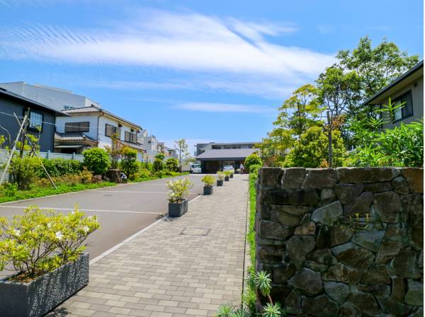 緑豊かなマンション敷地内…