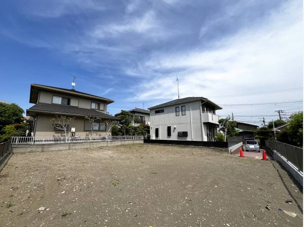 陽光降り注ぐ広々とした敷地です