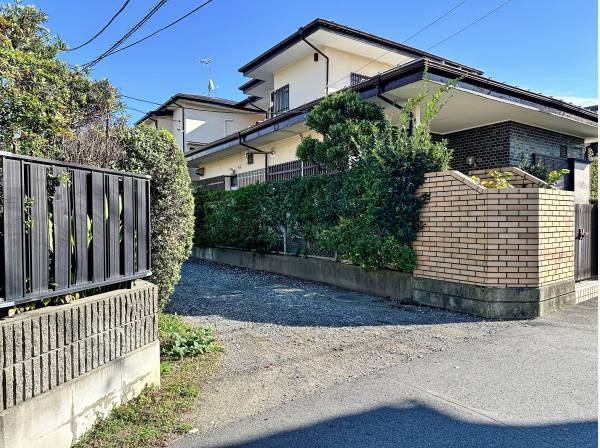 敷地への入り口部分も間口が広く、車も楽に進入できます