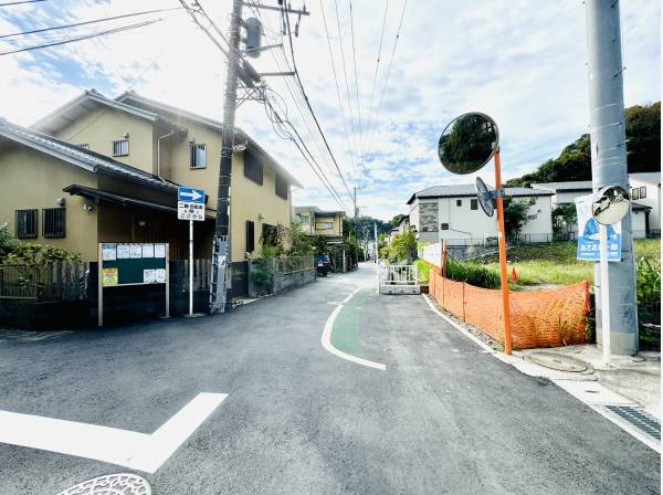 前面道路　一方通行のためとても静かです