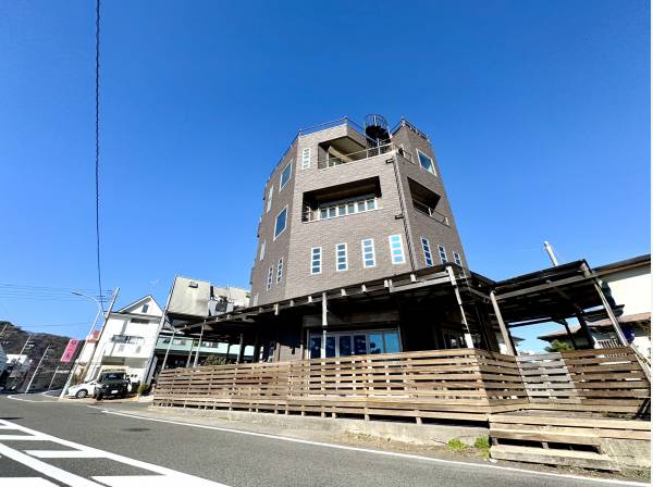 一際存在感のある建物
ビーチまでは徒歩3分 / 約200m