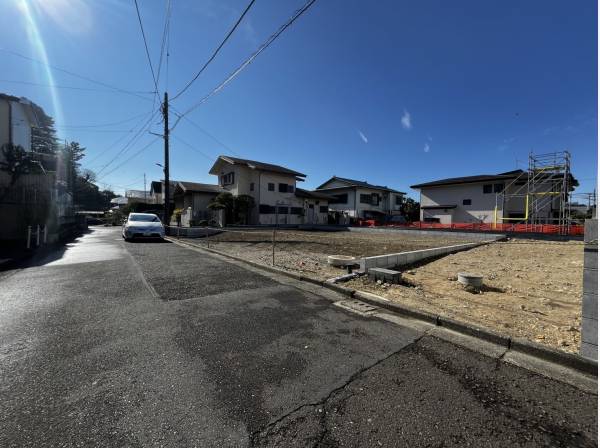 前面道路も広くゆったりです。