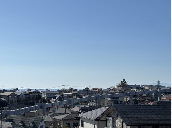 西へ視線を向ければ、江の島も見えました。夜のライトアップが楽しみですね