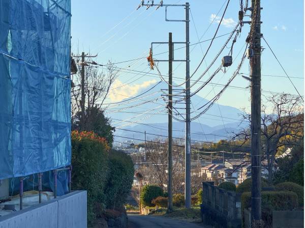 玄関を出た辺りからドーンと富士山が見えました。