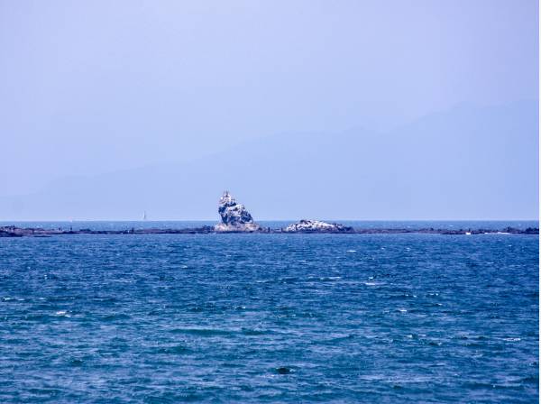 海まで向かうとすぐに烏帽子岩が見えます（約２８０ｍ）