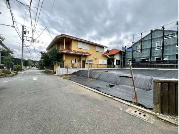 前面道路もゆとりあるので駐車も楽々です。