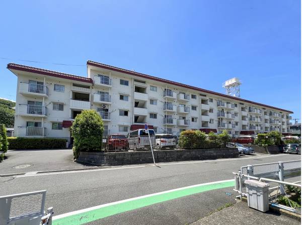 穏やかな雰囲気の住宅街に位置します