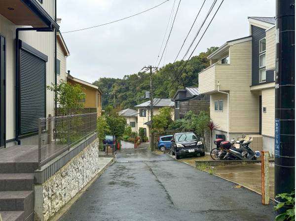 前面道路にはこの環境を愛する方々でしょうか、無数に家が立ち並びます。