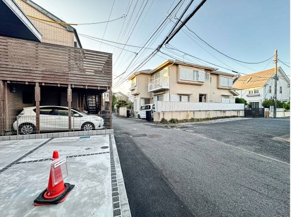 前面道路は丁度Ｔ字路になっており、お車の出し入れがとても楽にできます