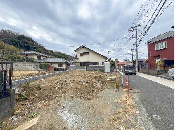 南側は道路を挟んでの2階建ての家。陽当たりの阻害はかなり低いです。