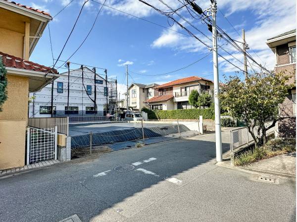 前面道路はT字路で斜め向かいは公園になっており、とても開放があります